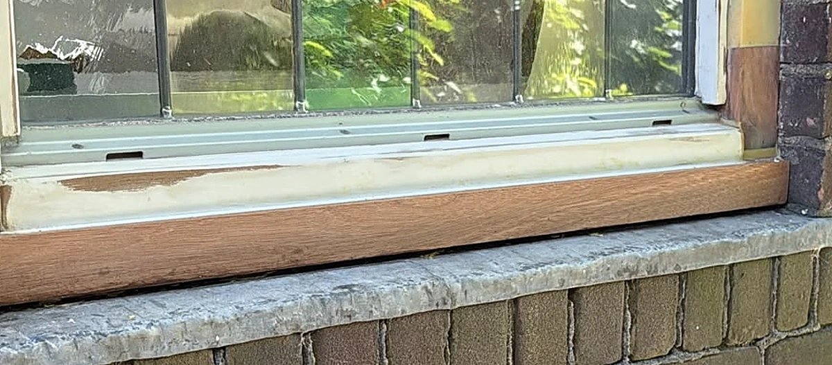 Zelfde kozijn na herstel met een pasklaar houten dorpel