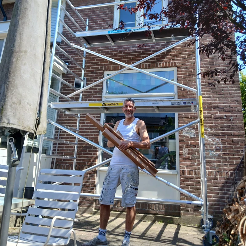Vincent Lopulalan met de geleverde houtbestelling op de steiger